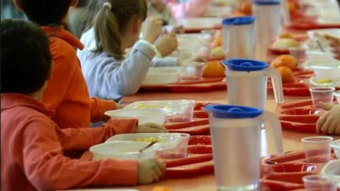 Allarme nelle mense scolastiche: un elastico nel piatto a Villorba