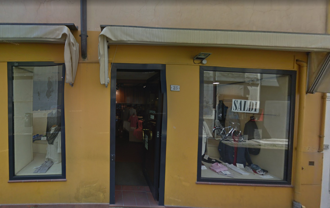 Il negozio rapinato