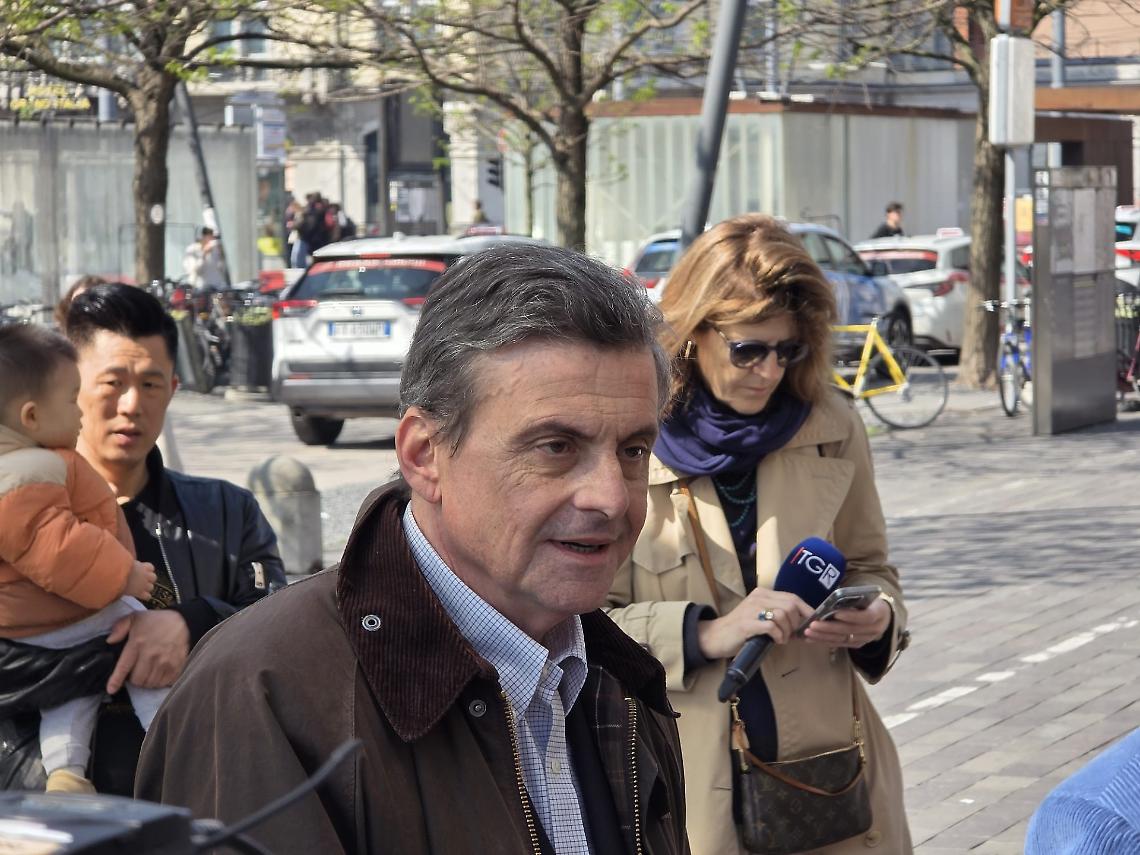 Carlo Calenda in stazione a Padova