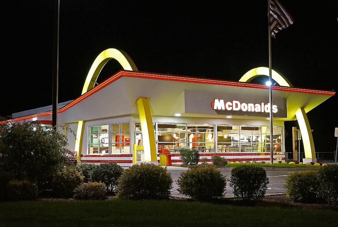 Auto contro area giochi al McDonald's di Monselice: bambina ferita in un tamponamento