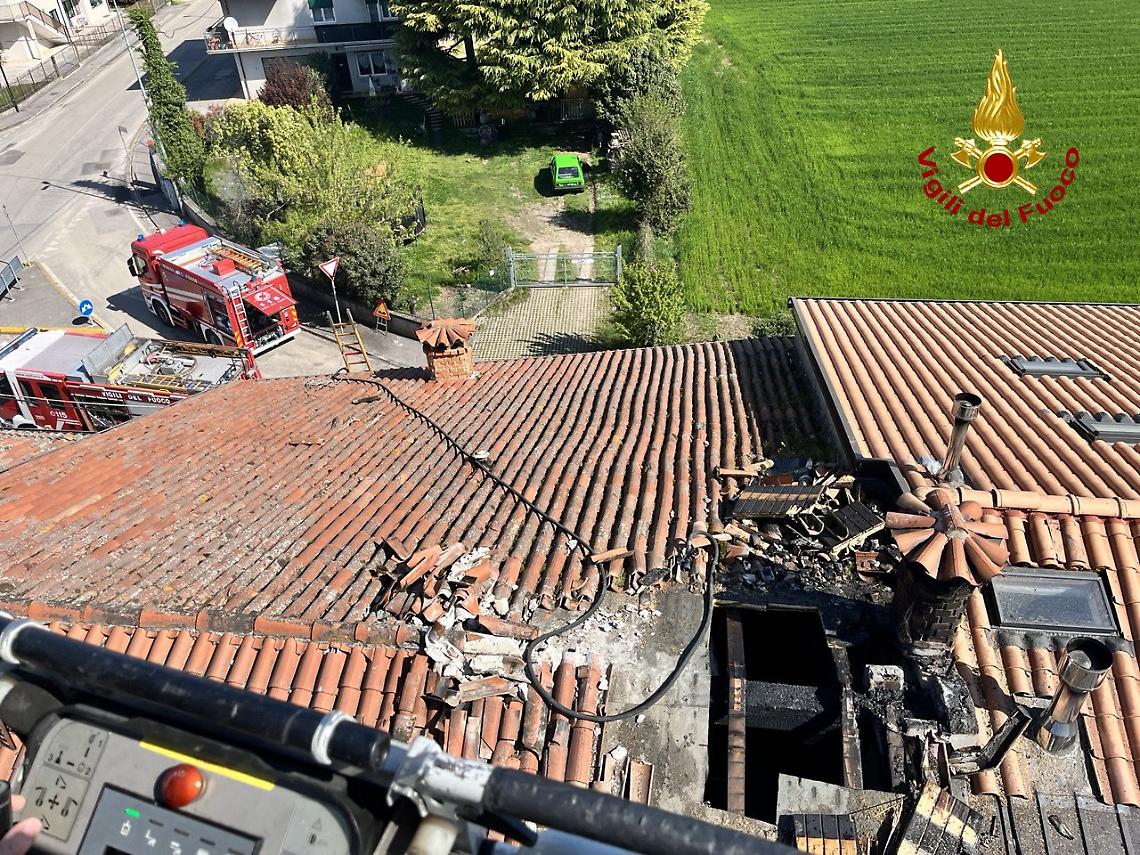 Si infiamma il tetto di una casa a Sandrigo: vigili del fuoco in azione