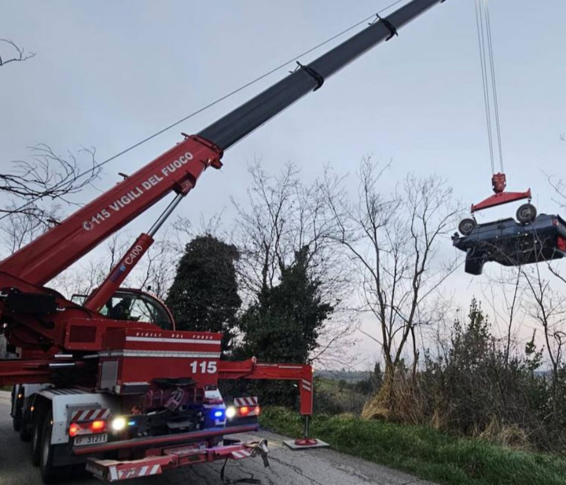 Fumane, auto precipita in una scarpata: feriti due anziani 