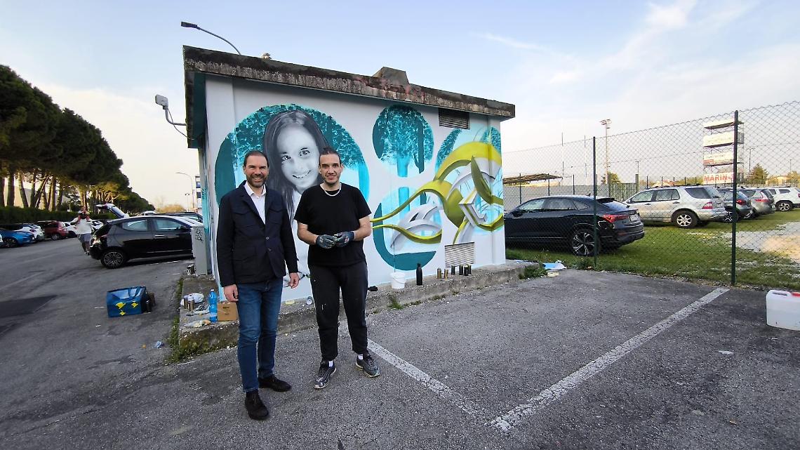Il sindaco Davide Bortolato con uno dei tre artisti