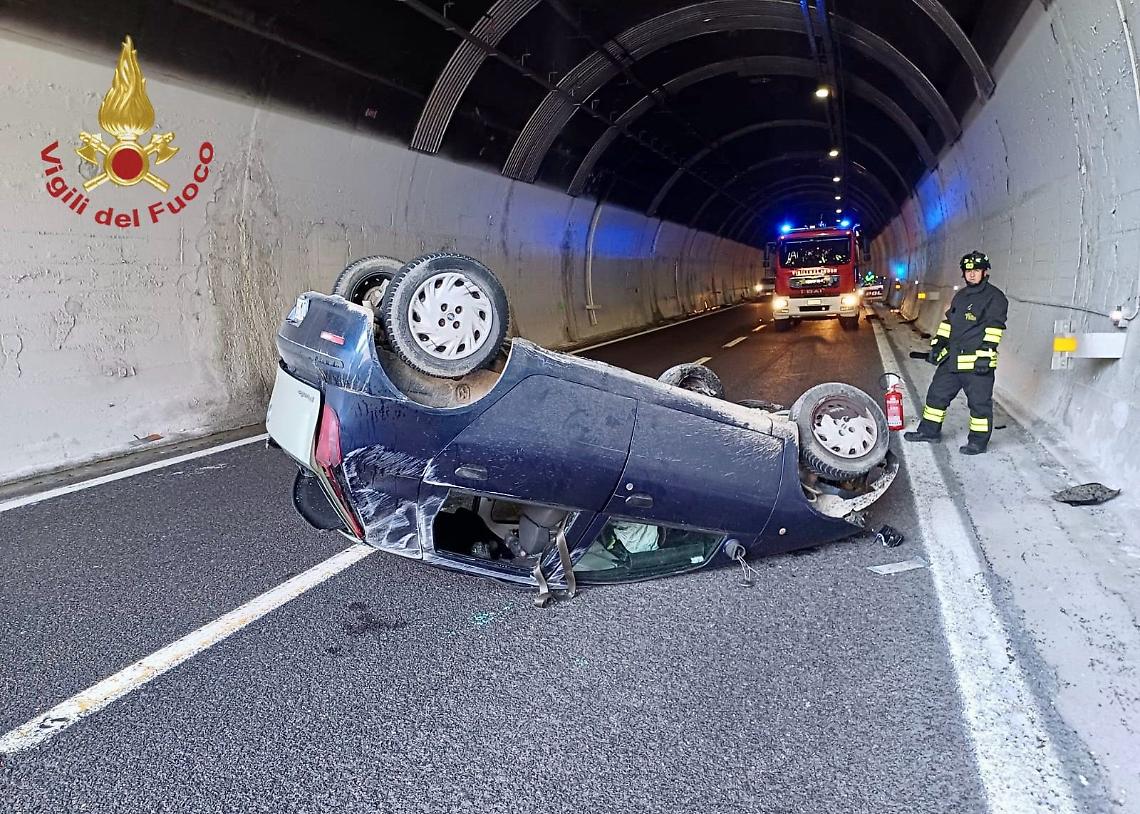 Vittorio Veneto: perde il controllo dell'auto e si ribalta in galleria