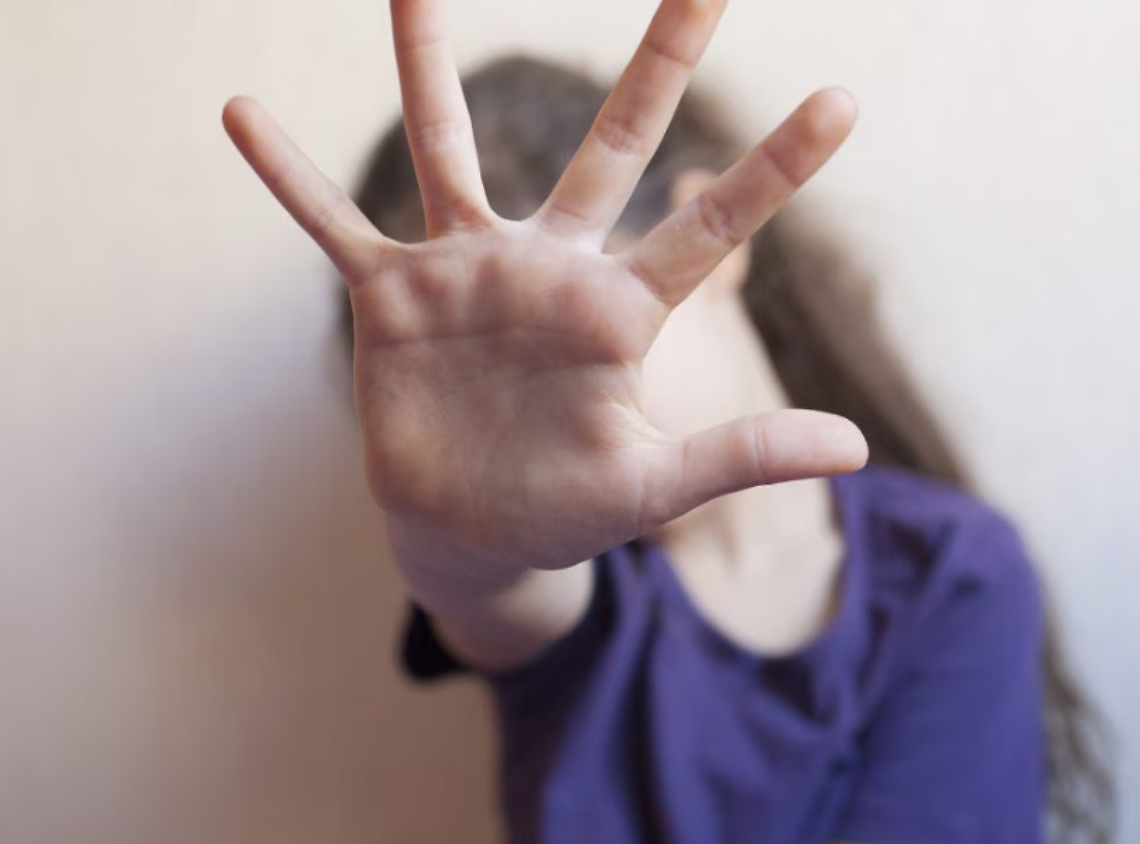  Abusa della figlia di 5 anni e pubblica i video nel dark web