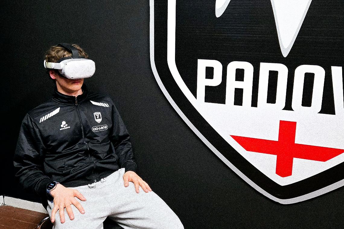 Foto di un atleta che prova il visore per la realtà virtuale