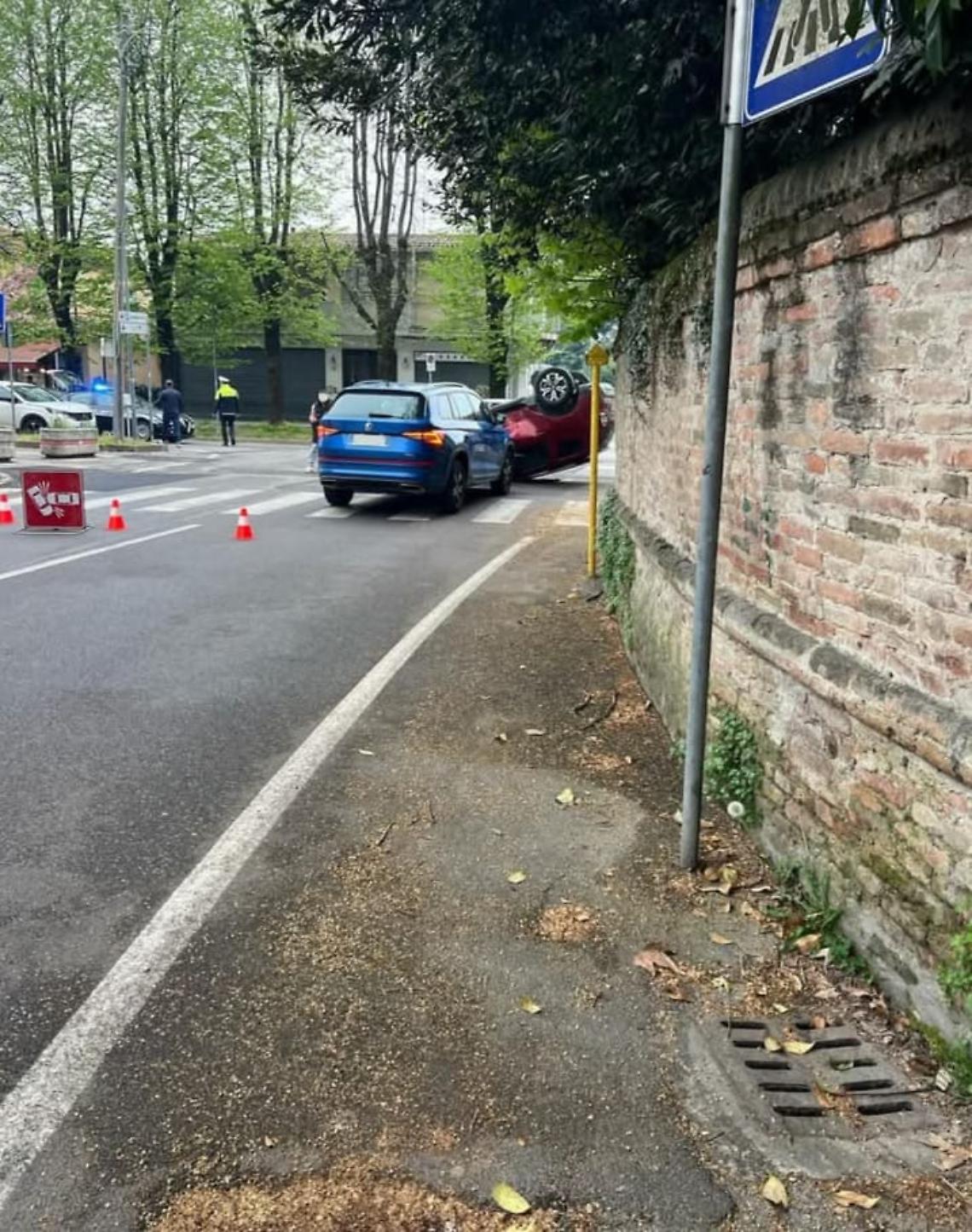 Noventa padovana, auto sbalzata e ribaltata: due feriti e traffico in tilt 