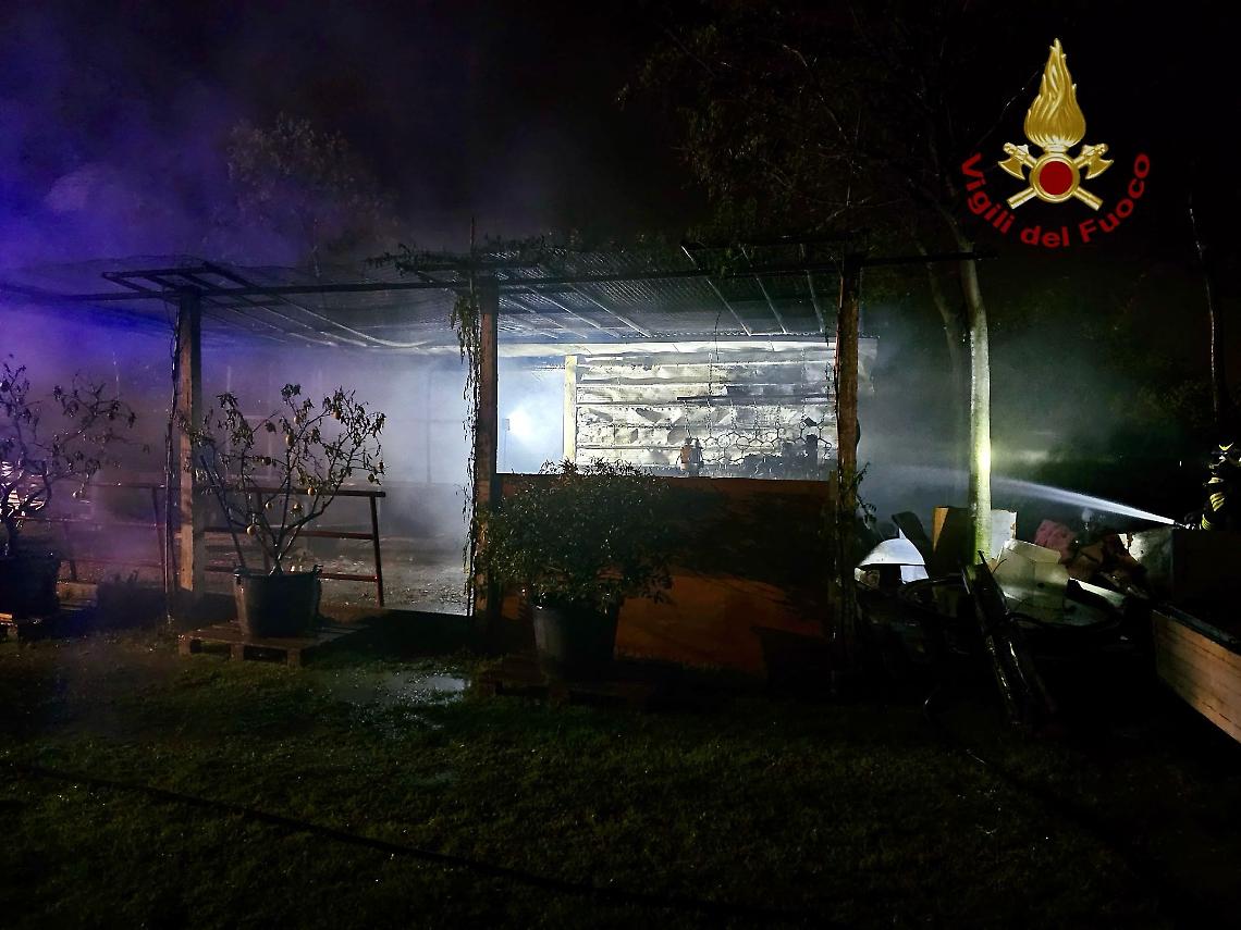 Incendio a Cittadella: in fiamme un capanno per attrezzi, salvati dai cani i proprietari