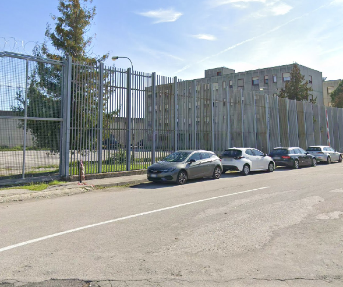 Tensione alle stelle nel carcere di Vicenza: agenti aggrediti, celle in fiamme e proteste sui tetti