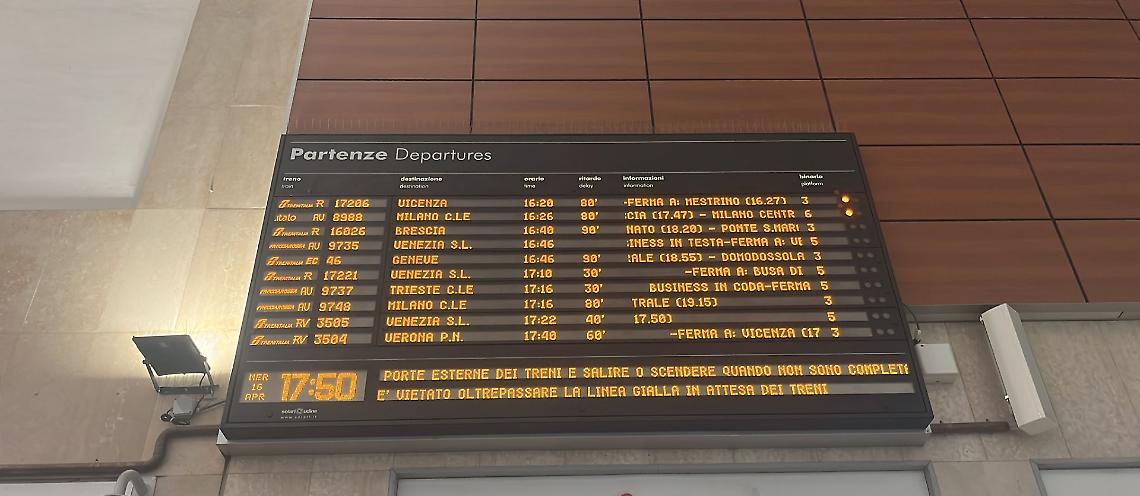 Il tabellone delle partenze alla stazione di Padova