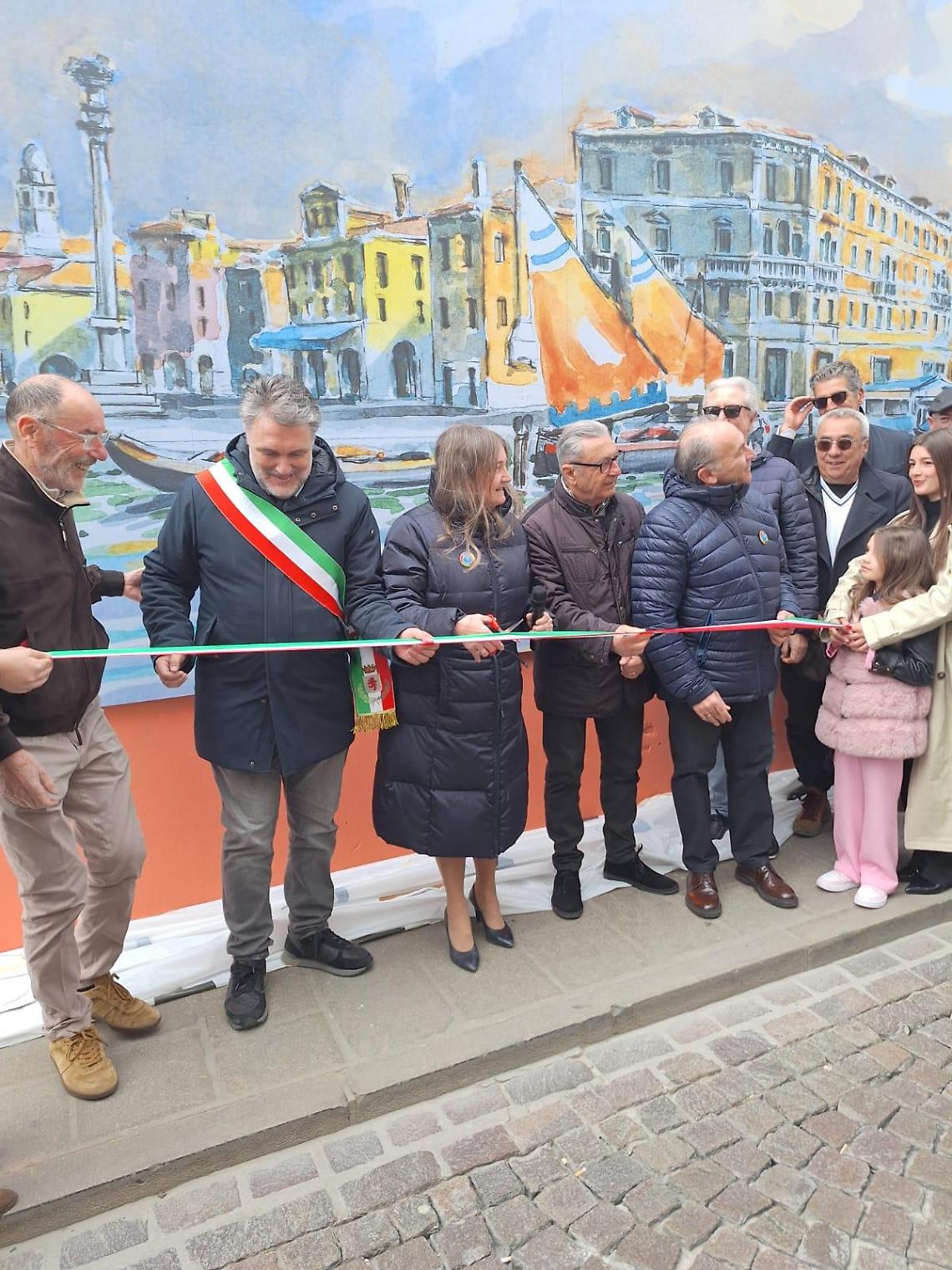 23 metri di murale in calle San Giacomo
