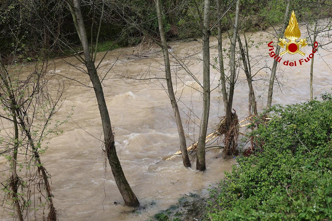 Si getta nel torrente Agno, salvata dai carabinieri
