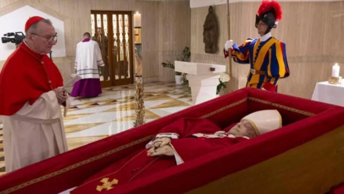 Rivelata la prima immagine della salma di Papa Francesco: il rosario tra le mani