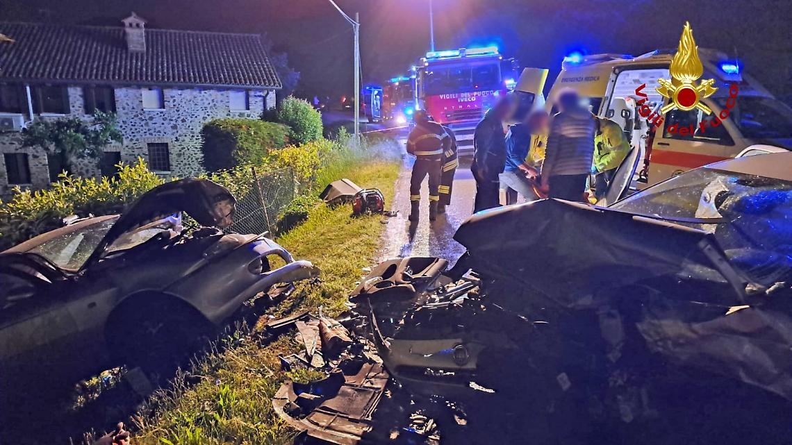 Scontro frontale a Breganze: cinque feriti, una donna estratta dalle lamiere