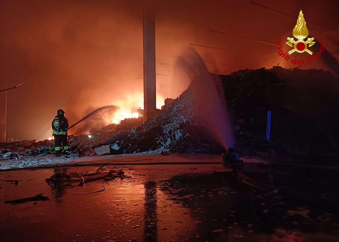  Fiamme in un’azienda di riciclo ad Angiari, massiccio intervento dei vigili del fuoco