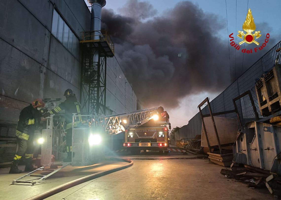 Incendio alla Stena Recycling di Angiari, fiamme sotto controllo: «Nessun rischio per la qualità dell’aria»