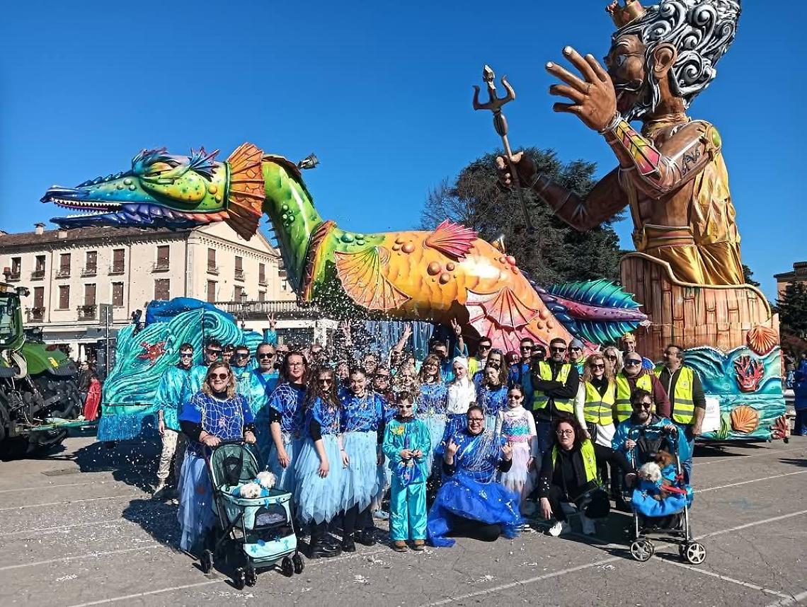 Un carro che sfilerà stasera al carnevale