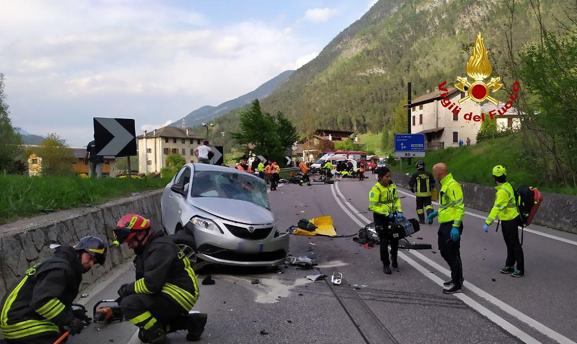 Perarolo di Cadore, incidente tra tre auto e una moto lungo la SS 51: deceduto un motociclista e cinque feriti