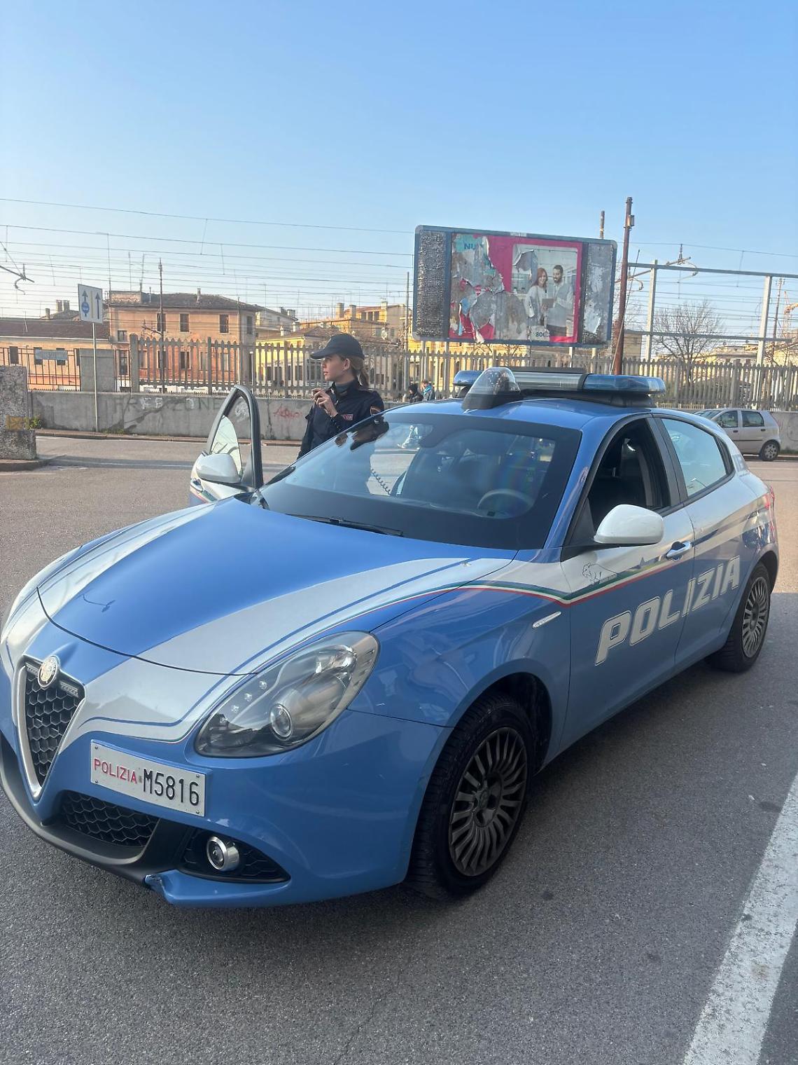 Colpisce un uomo per rubargli il cellulare: ventenne denunciato per rapina e ricettazione