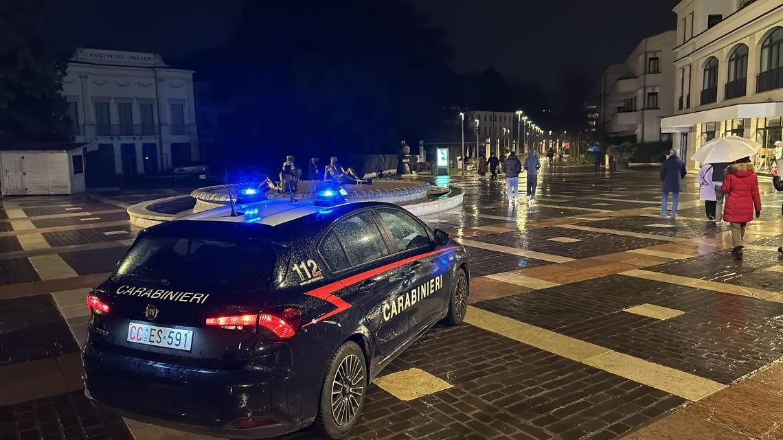 Minaccia con un coltello un giovane per un presunto debito: arrestato 21enne a Montegrotto Terme