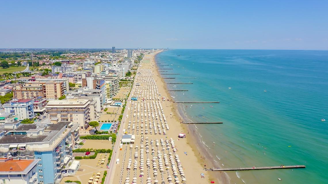 Jesolo, dramma in spiaggia: 14enne si ferisce gravemente alla schiena durante un gioco