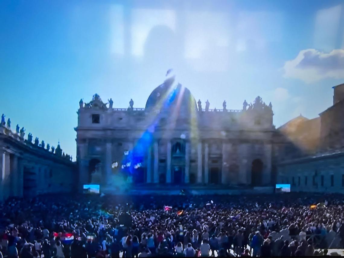 Piazza san Pietro durante la fumata bianca