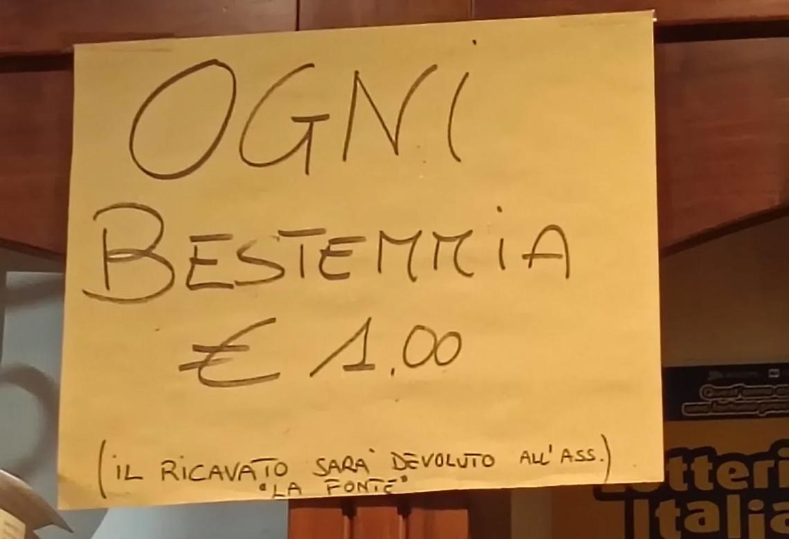 Il cartello fuori dal bar