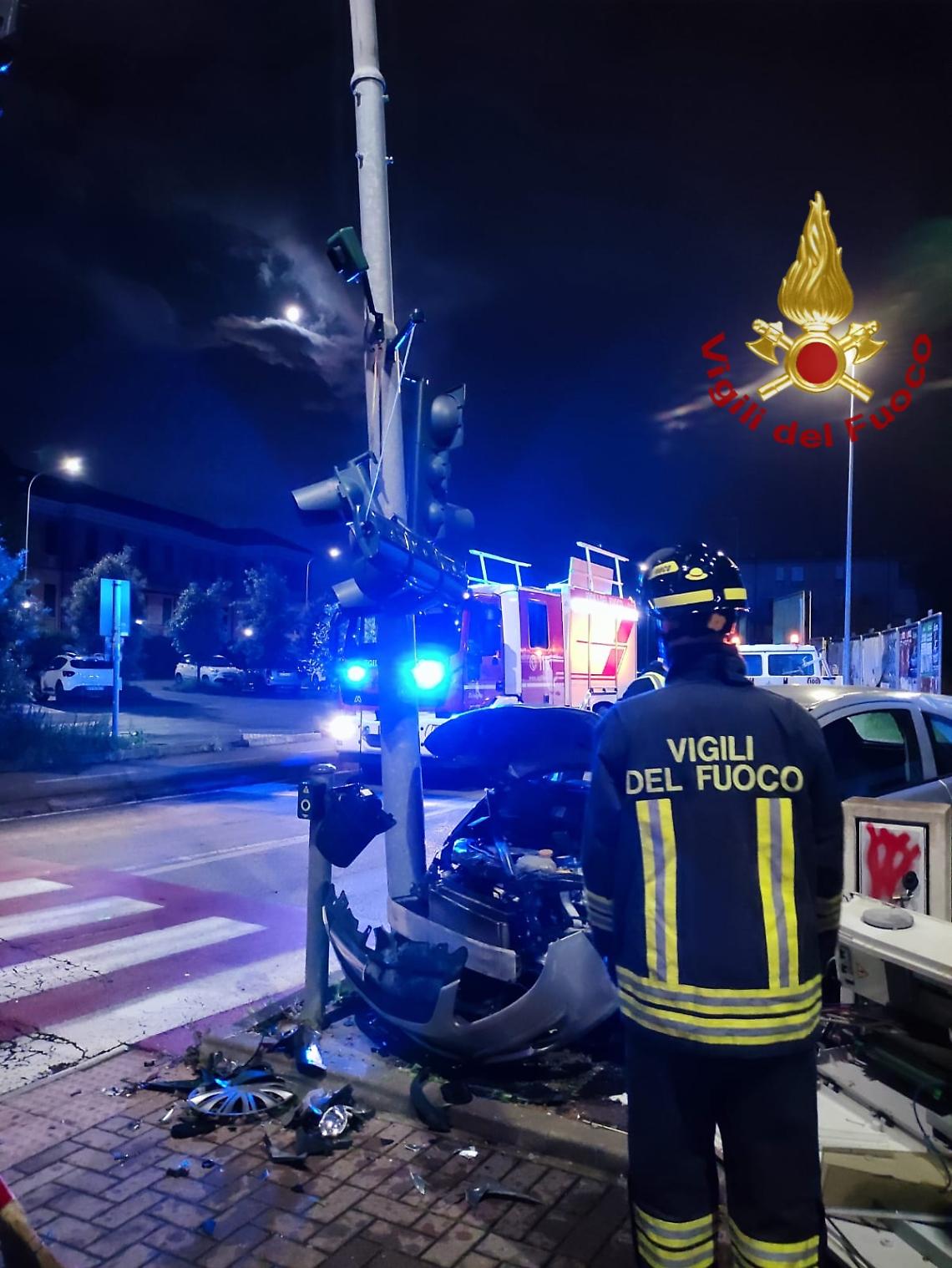 Incidente a Torrebelvicino: BMW investe motociclo fermo al semaforo rosso