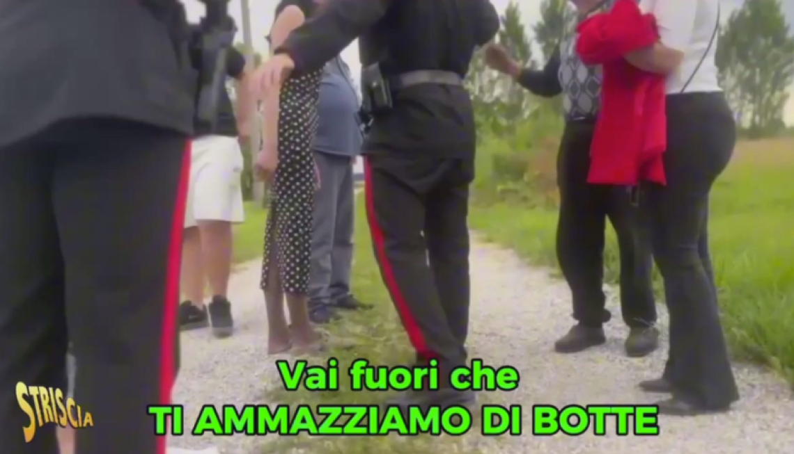 Foto dell'aggressione. Credits: Striscia la Notizia