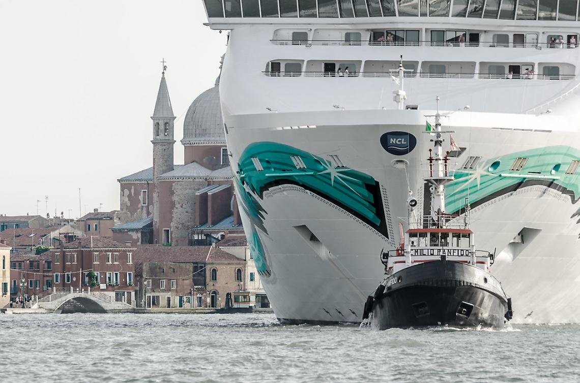 Nave cargo in avaria si incaglia nel porto di Venezia: serata di tensione e interventi rapidi