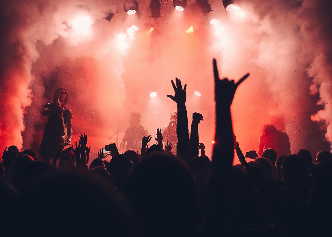 Rave illegale in un capannone a Casalromano, 45 denunciati tra cui molti veneti
