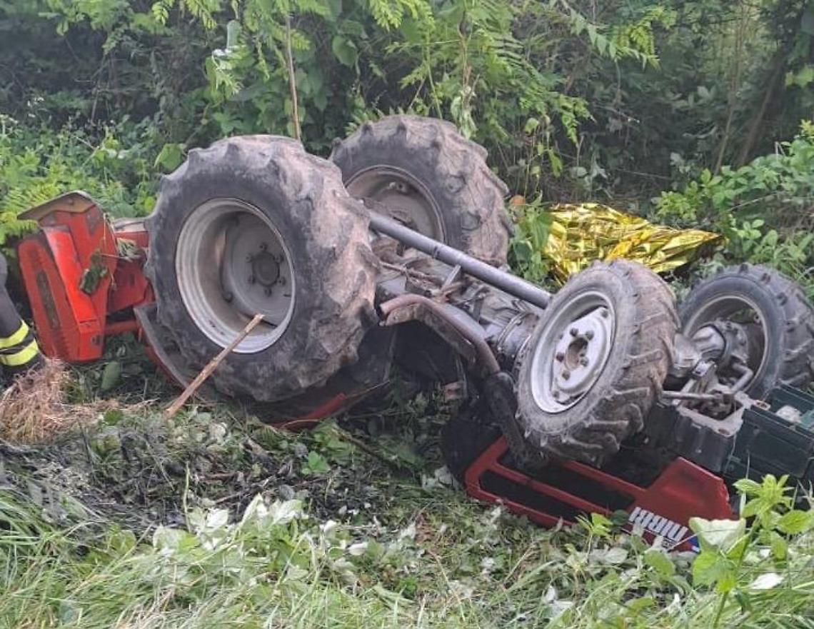 Travolto dal trattore mentre lavora nei campi: muore agricoltore di 70 anni