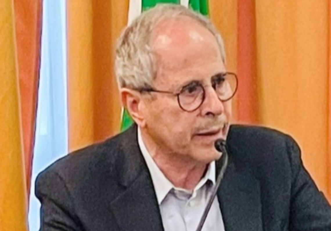 Raid vandalico contro la villa di Crisanti: scritte no vax e vernice rossa nella notte