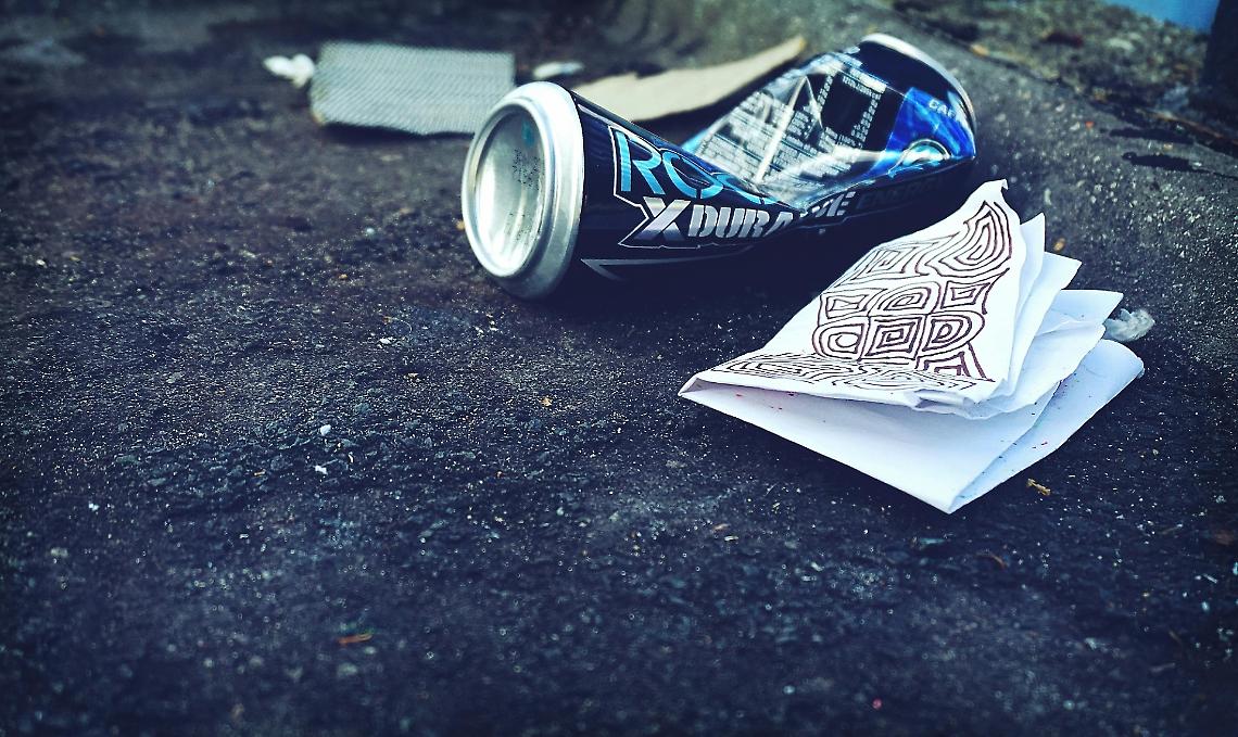 Trento Nord, rifiuti abbandonati davanti ai condomini: polizia sulle tracce dei responsabili