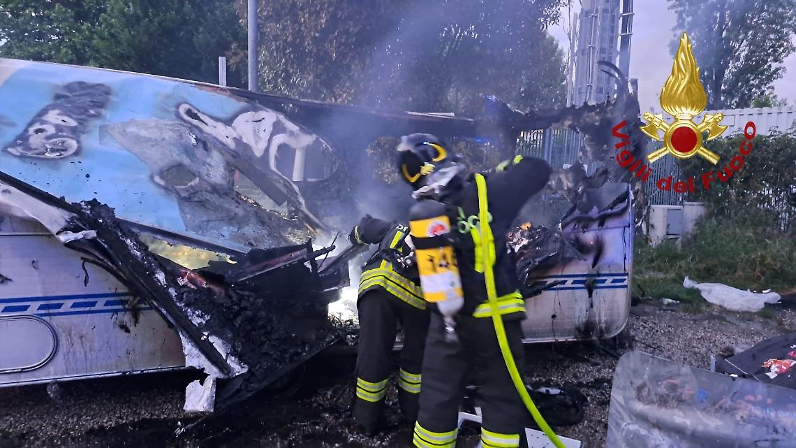 Torri di Quartesolo: incendio devasta una roulotte in un campo rom