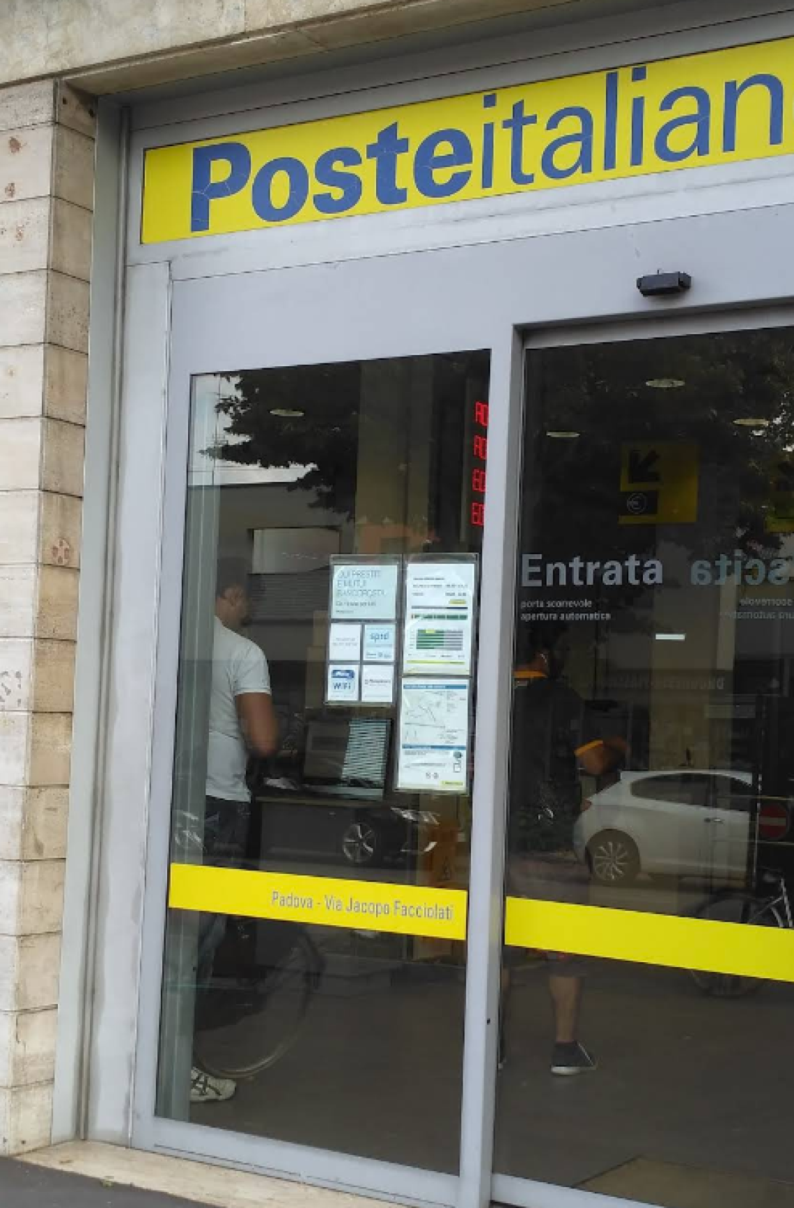 Padova, imbrattato l’ufficio postale di via Facciolati: scritte contro i vaccini