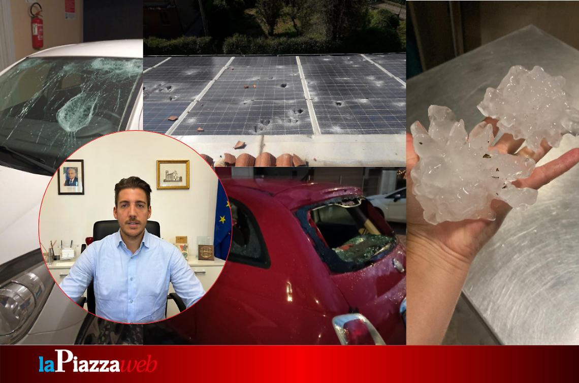 Il sindaco Eric Pasqualon. Sullo sfondo foto di danni della grandinata del 2023 a Carmingnano