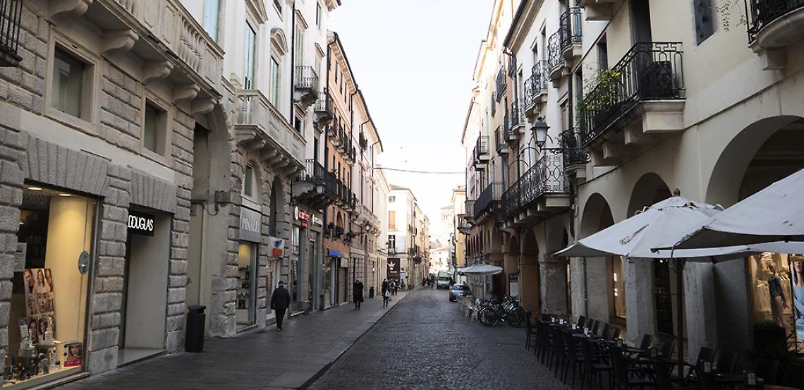 Foto di repertorio dei negozi in centro a Vicenza, in Corso Palladio