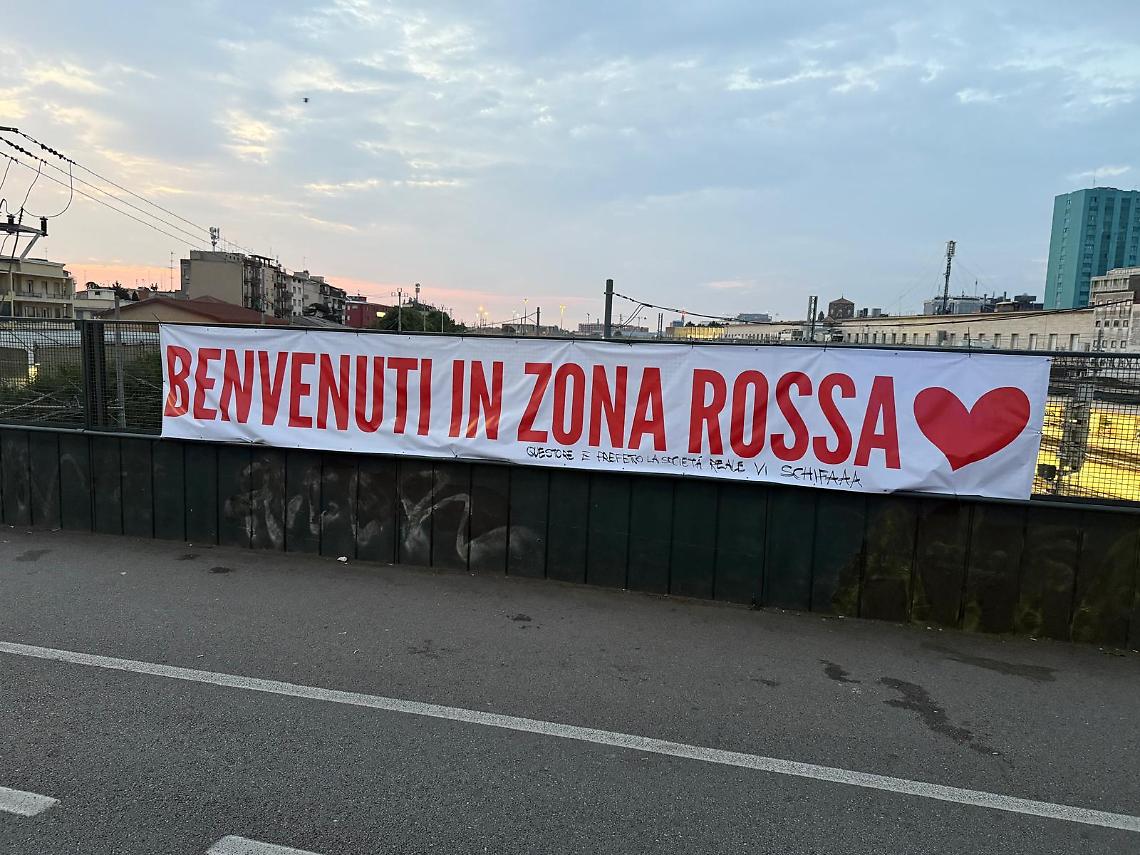 Arcella, striscione contro Prefetto e Questore: “Benvenuti in zona rossa”