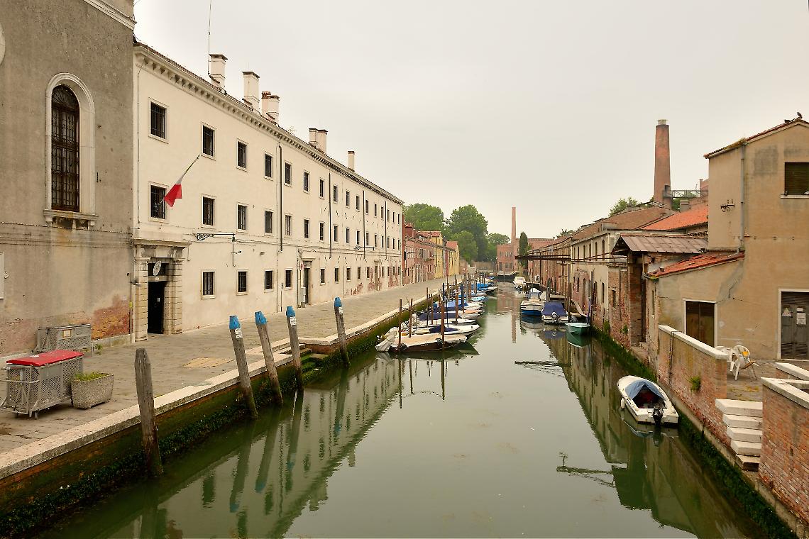 Tensione alla Giudecca: detenuta incendia la cella e aggredisce tre agenti
