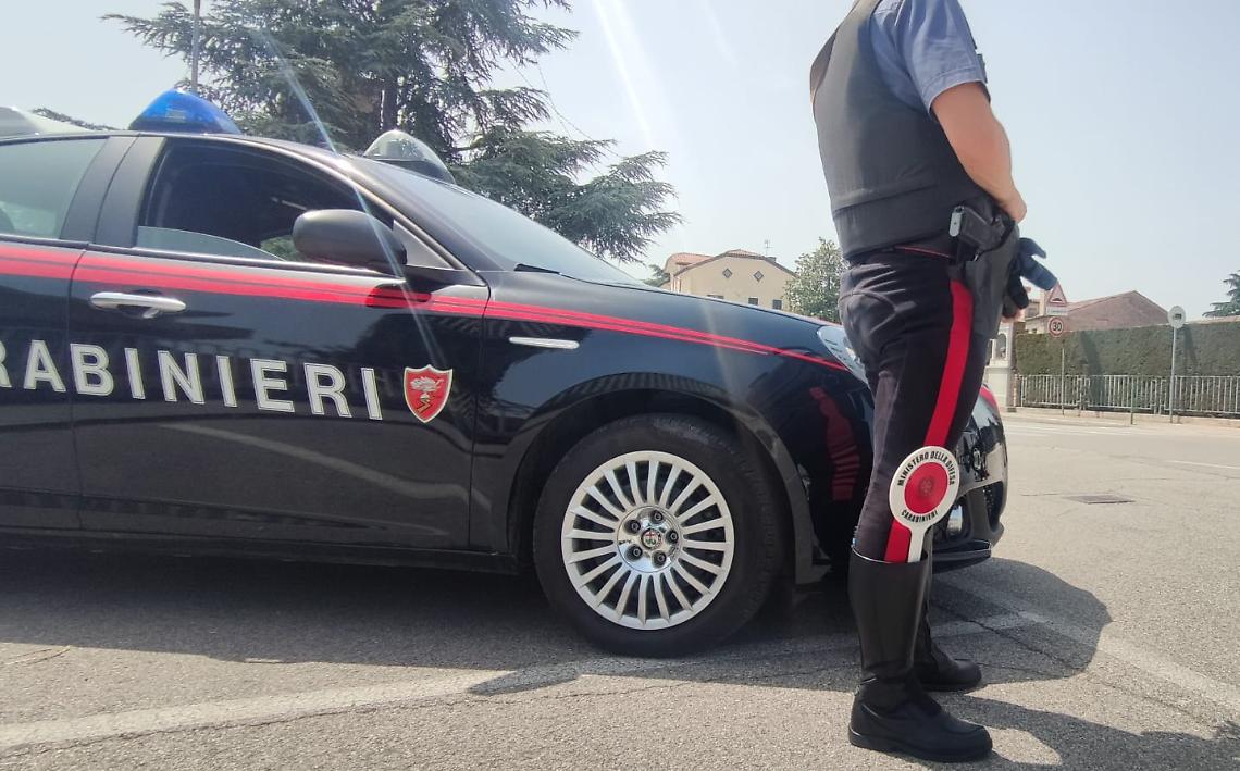 Candiana, irrompe in casa di un anziano e lo aggredisce: arrestata ex domestica tedesca