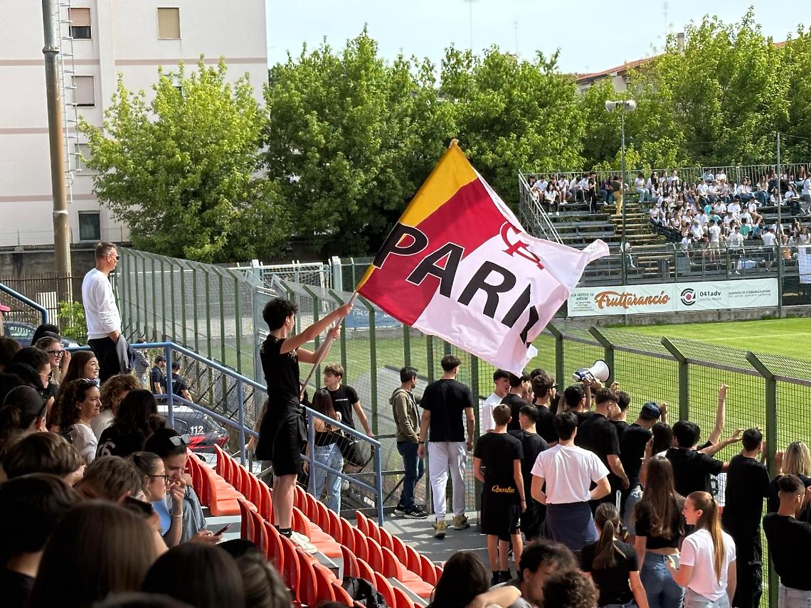 Tifo sugli spalti per la finale
