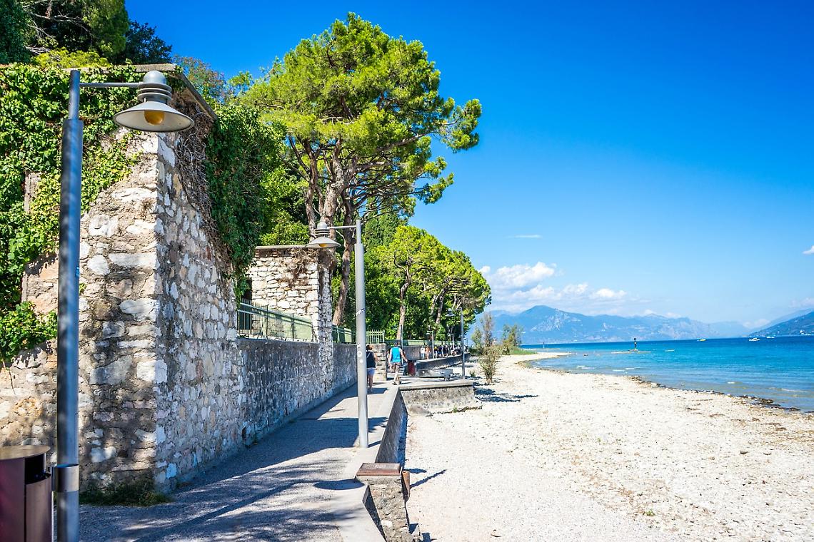 Garda, flash mob degli studenti contro i mozziconi nel lago