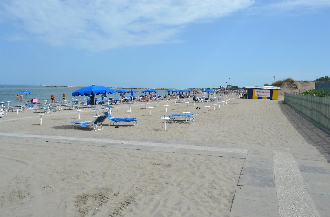 Caos a Sottomarina: ombrelloni abusivi e venditori irregolari, l’estate parte tra disordine e proteste