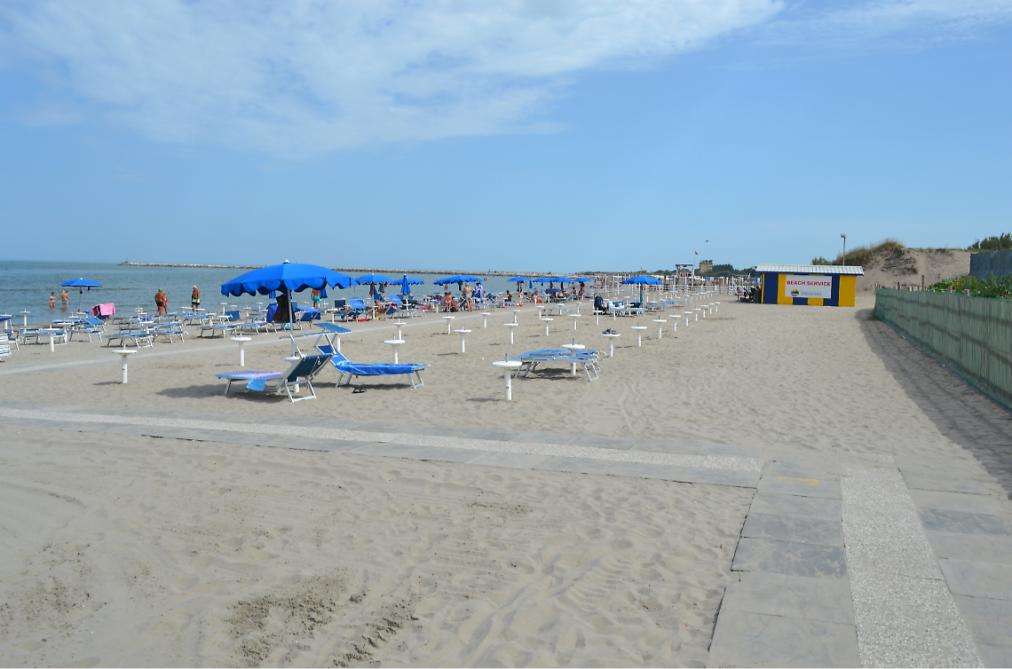 Caos a Sottomarina: ombrelloni abusivi e venditori irregolari, l’estate parte tra disordine e proteste