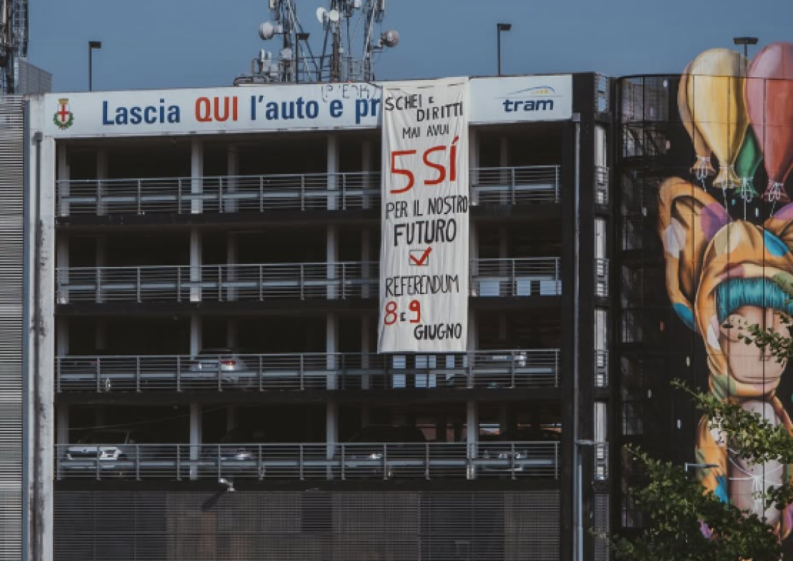 Lo striscione appeso da Udu all'Arcella