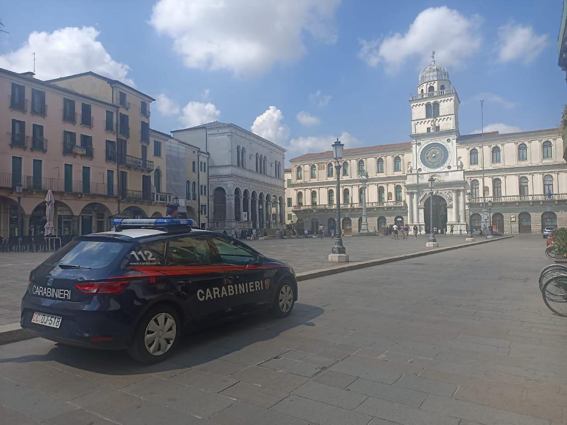 Pattuglia dei Carabinieri in Piazza dei Signori