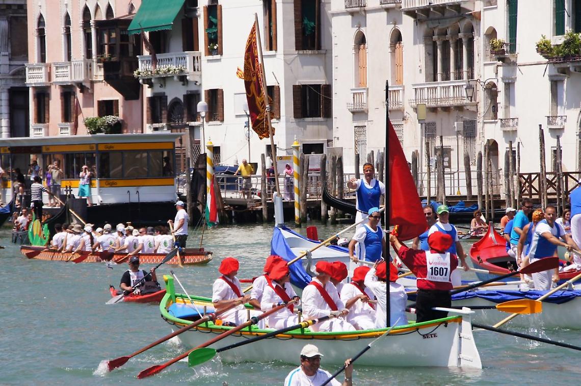 Vogalonga, barche rovesciate in laguna: soccorsi una trentina di vogatori