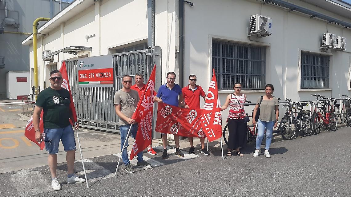 Foto del presidio sindacale davanti all'azienda
