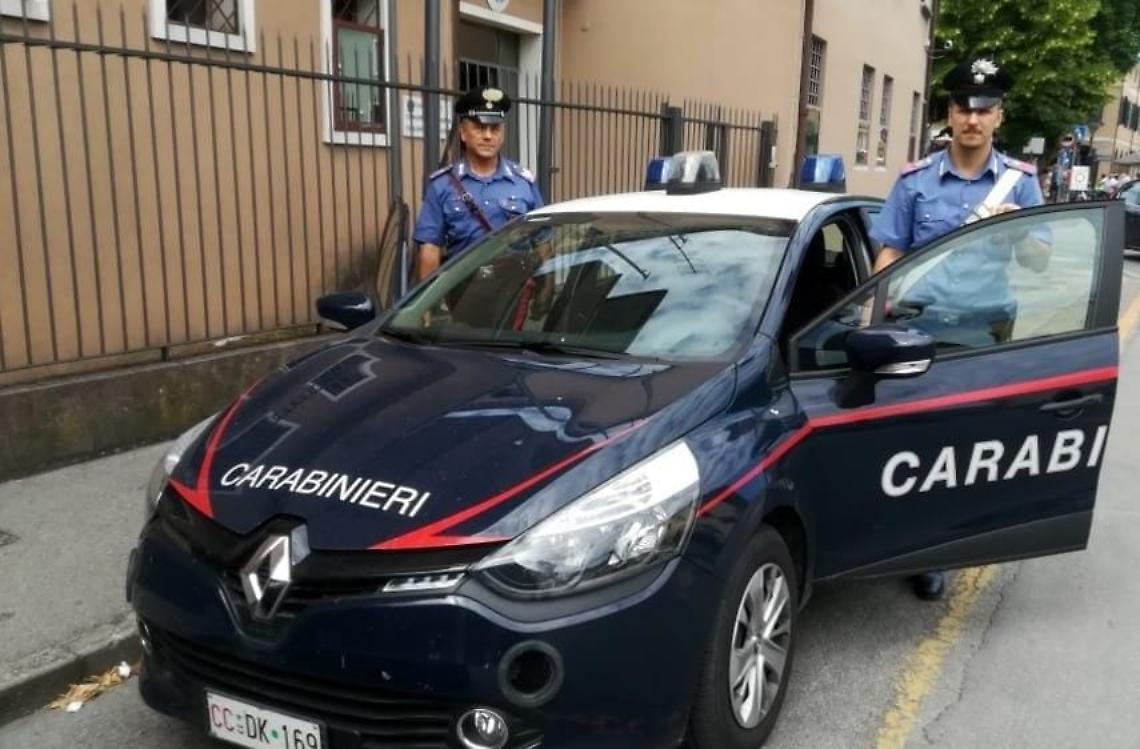 Piove di Sacco, folle gita tra amici: giovane seduto sul tetto scoperto con la droga  